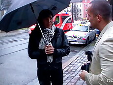 Reife deutsche Hausfrau in Leder Leggings bei Straßen Casting gefickt